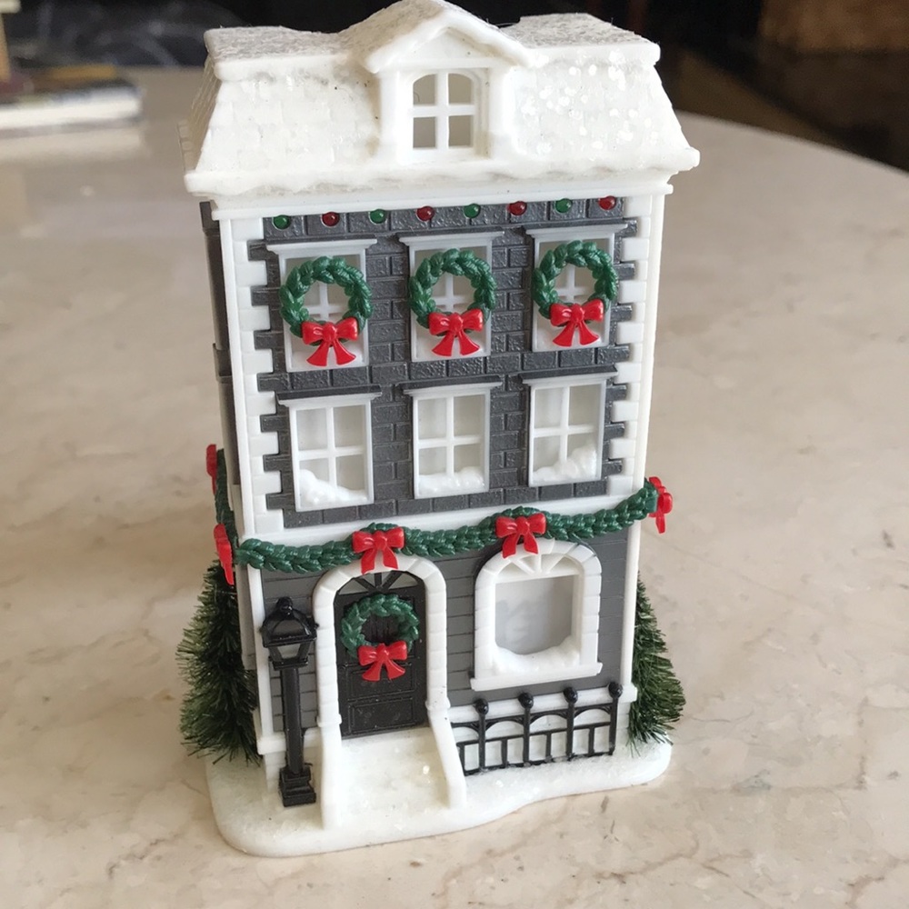 Holiday wallflowers plug in fragrance Bath and Bodyworks Victorian projection